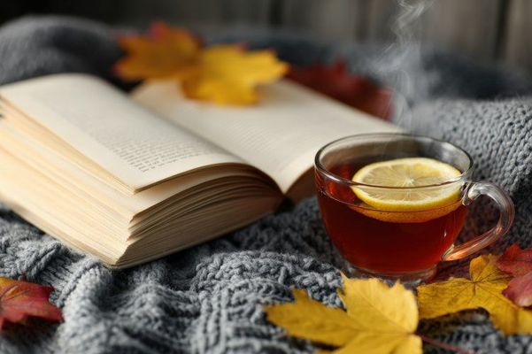 Открытка «Добрый день»: Добрый день: «Уютная осень с книгой и чаем». Тэги: Добрый день и добрые пожелания, Добрый день…