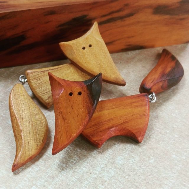 Открытка «Добрый день»: Добрый день: «Деревянные лисички» для настроения. Тэги: поднятие, Добрый день и добрые пожела…