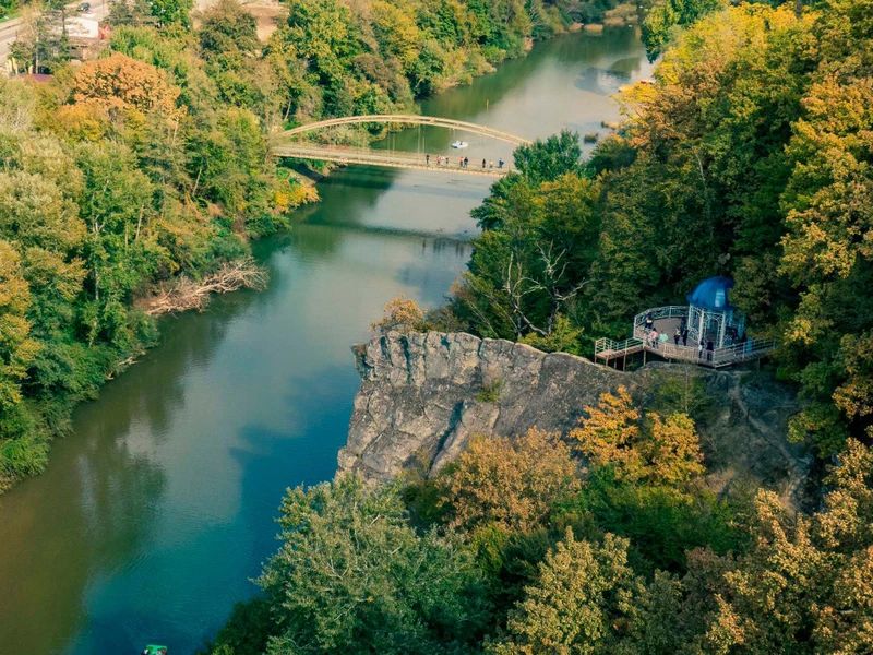 Открытка «Добрый день»: Доброе утро! Живописный вид на реку и скалы. Тэги: Добрый день и добрые пожелания, Добрый день…