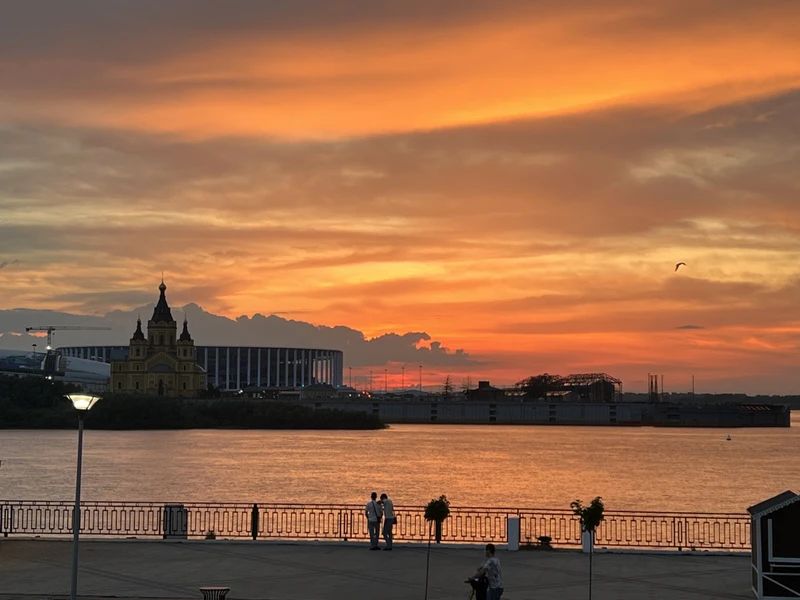 Открытка «С добрым утром»: Доброе утро! Золотой рассвет над рекой и собором. Тэги: хорошего дня, пожелание, позитивная…