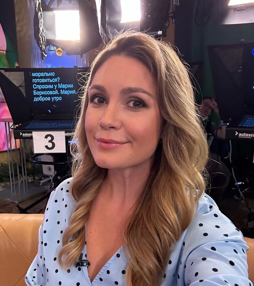 Открытка «С добрым утром»: С добрым утром! Нежная улыбка ведущей. Тэги: С добрым утром, женщине, С добрым утром…