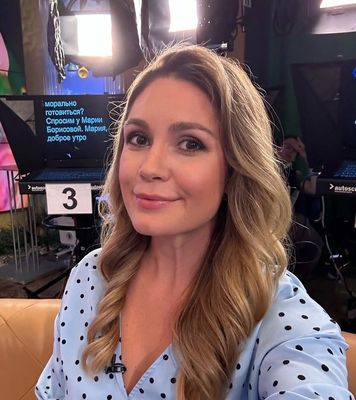 Открытка «С добрым утром»: С добрым утром! Нежная улыбка ведущей. Тэги: С добрым утром, женщине, С добрым утром…