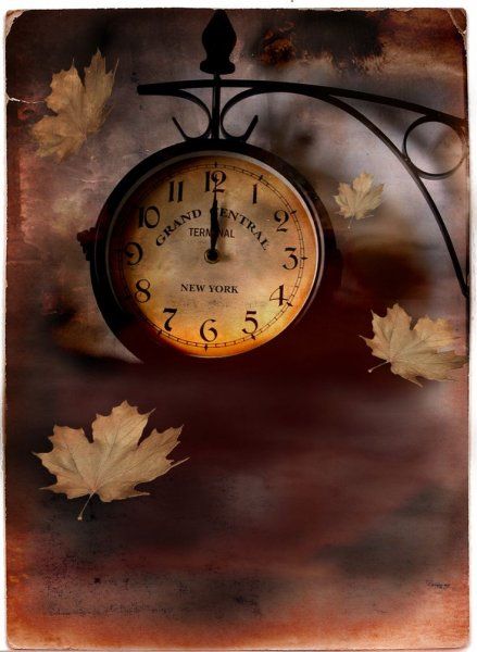 Открытка «Доброй ночи»: Доброй ночи: ретро-часы и осенний листопад.