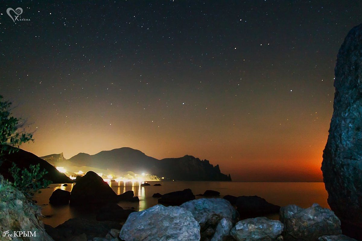 Открытка «Доброй ночи»: Доброй ночи: Звездное небо над побережьем Крыма. Тэги: Спокойной ночи, ночной, крым, Спокойно…
