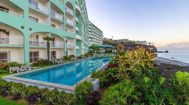 Открытка «С добрым утром»: С добрым утром! Рассвет у бассейна и океана. Тэги: пожелание, позитивная, утро, красивая…