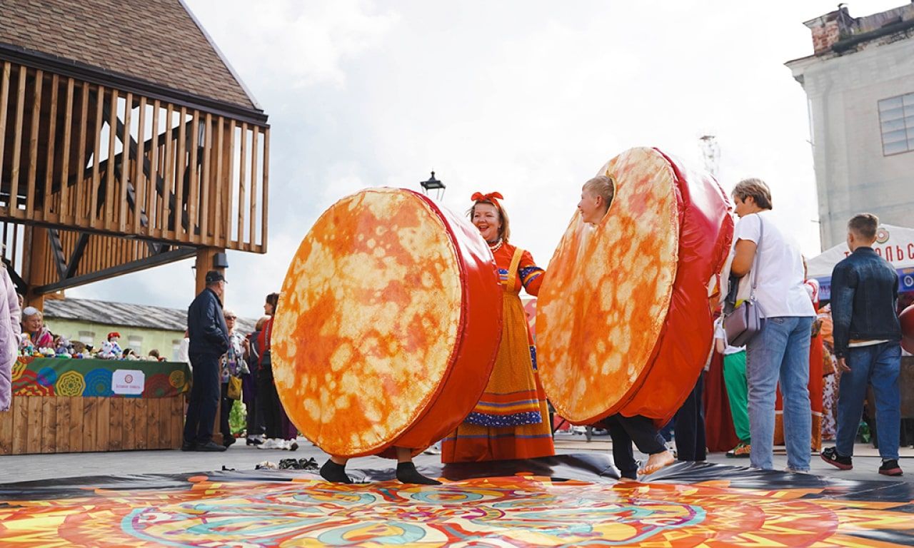 Открытка «С добрым утром»: С добрым утром! Веселое начало дня с блинами. Тэги: пожелание, улыбка, женщина, позитив…