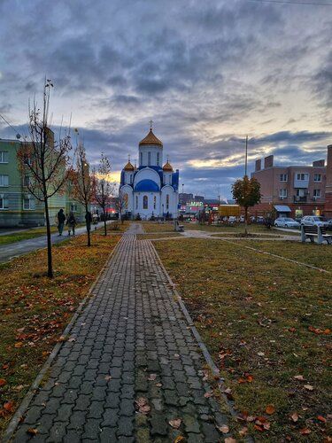 Открытка «С добрым утром»: С добрым утром: осенний рассвет у церкви. Тэги: пожелание, утро, осень, дерево, трава, лист…