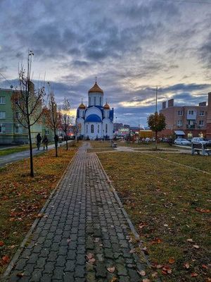 Открытка «С добрым утром»: С добрым утром: осенний рассвет у церкви. Тэги: пожелание, утро, осень, дерево, трава, лист…