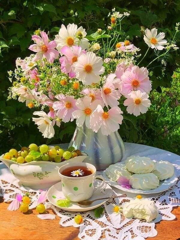 Открытка «Добрый день»: Доброе утро! Нежные цветы и летнее угощение. Тэги: Добрый день и добрые пожелания, Добрый день…