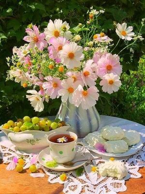 Открытка «Добрый день»: Доброе утро! Нежные цветы и летнее угощение. Тэги: Добрый день и добрые пожелания, Добрый день…