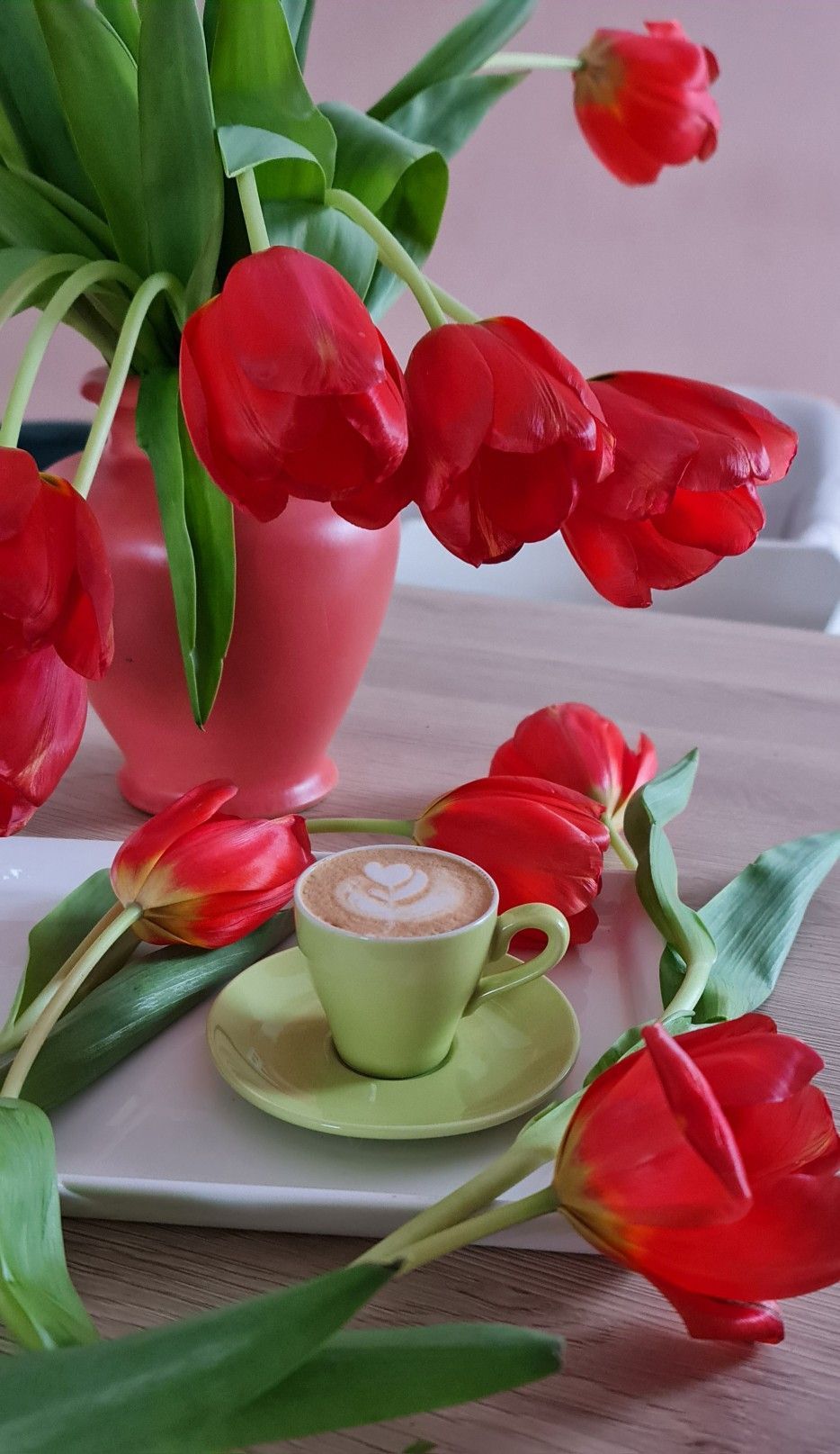 Открытка «Утро»: Утро с тюльпанами и кофе: нежная открытка. Тэги: красивая, кофе, позитив, радость, сердце, цветок…