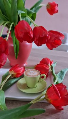 Открытка «Утро»: Утро с тюльпанами и кофе: нежная открытка. Тэги: красивая, кофе, позитив, радость, сердце, цветок…
