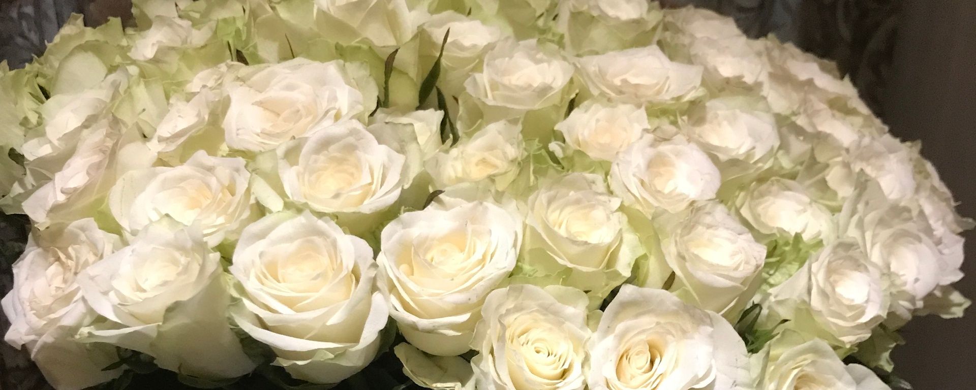 Открытка «Пожелание»: Букет нежных белых роз – Красивая открытка. Тэги: улыбка, красивая, позитив, радость, добрый де…