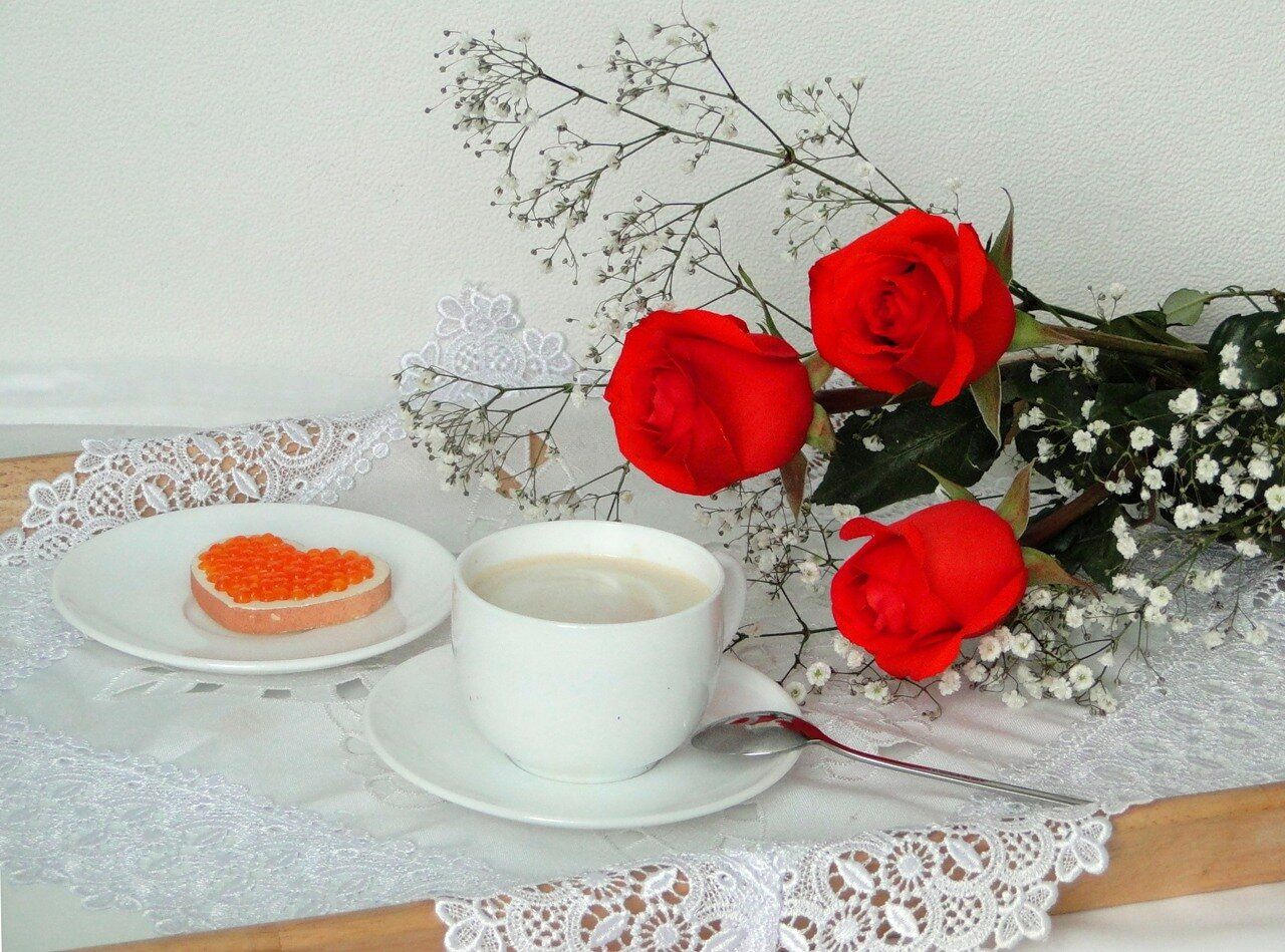 Открытка «С добрым утром»: Нежное доброе утро: кофе, розы и любовь для тебя. Тэги: С добрым утром, женщине, С добрым…