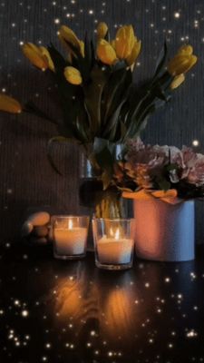 Открытка «Анимационный»: Уютный вечер: свечи и букет тюльпанов. Тэги: Добрый вечер и пожелания, Добрый вечер женщине…